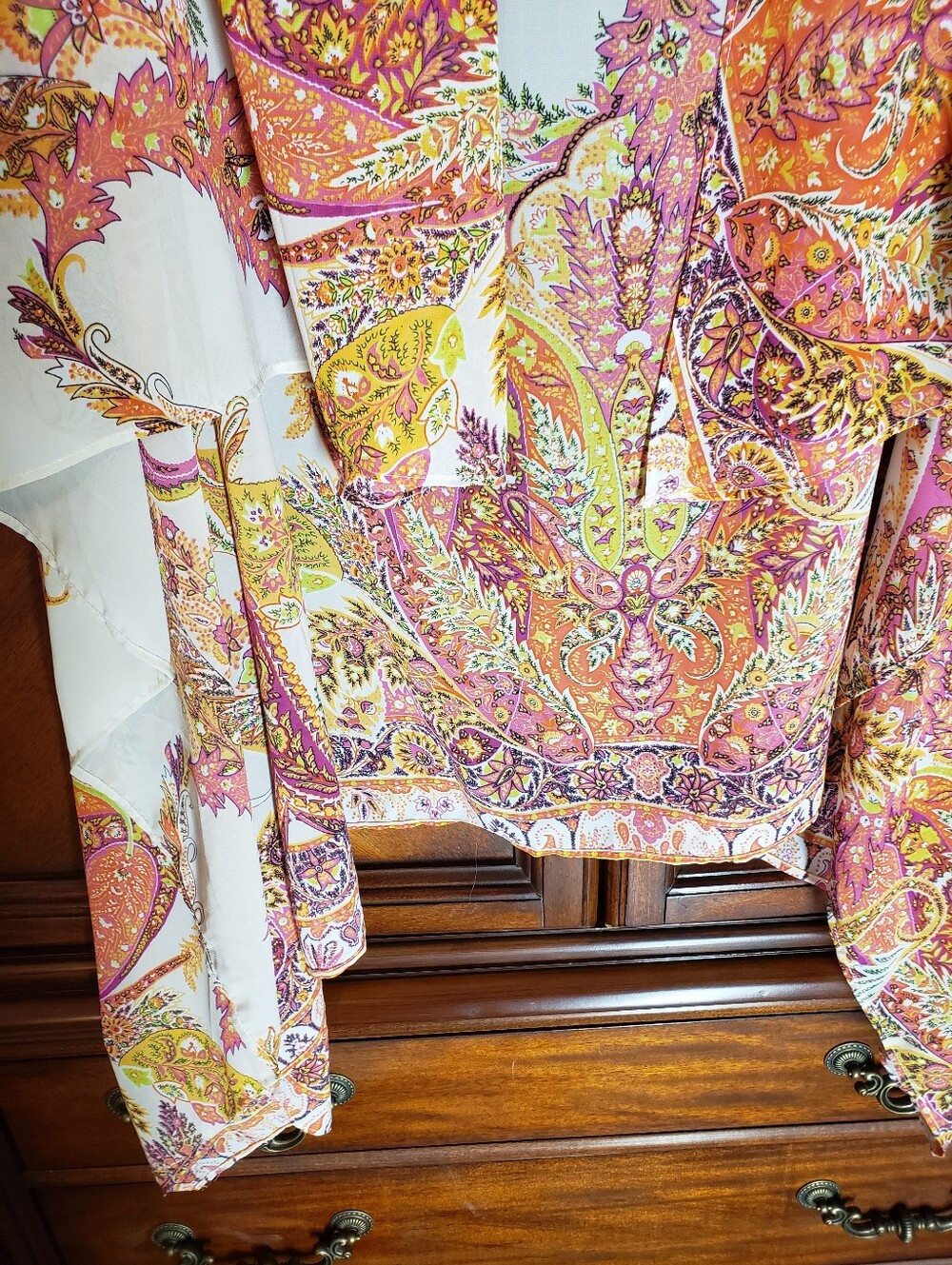 Sleeveless Paisley Drape Vest - Pink & Gold - Picture 2 of 8